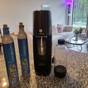 Sodastream with 2 canisters